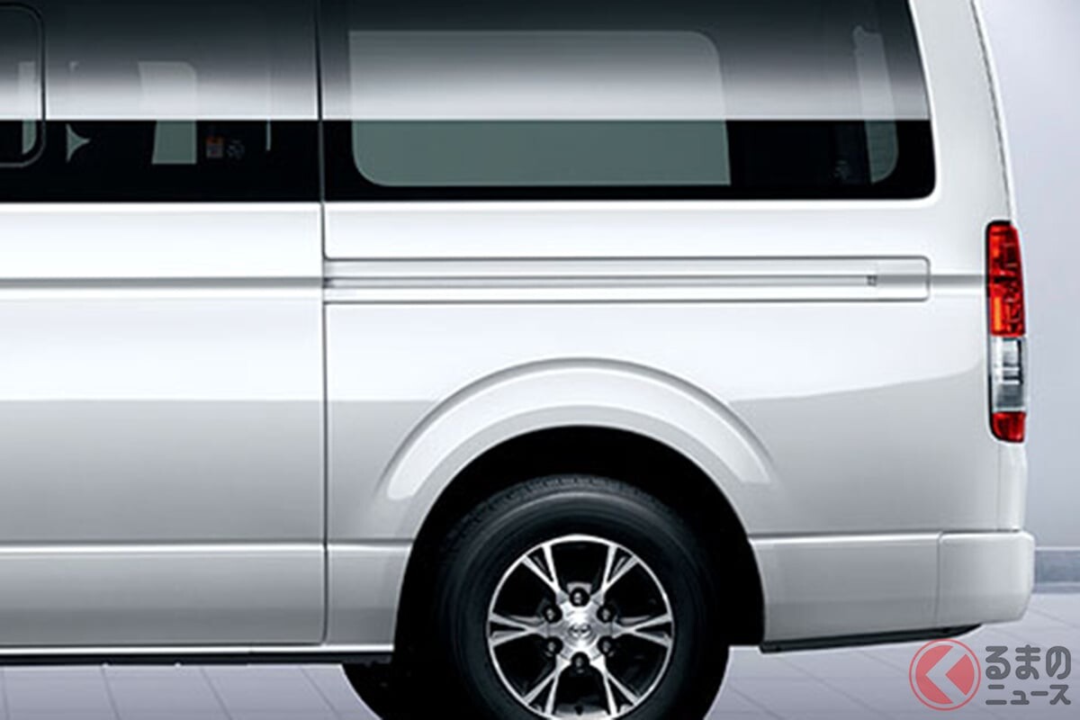 トヨタ最新型「“9人乗り”バン」！ “3+3+3”の3列仕様！ 全長4.7m級ボディでも「荷室」も超広い「便利モデル」！ ガソリン＆ディーゼル仕様も用意の「超効率ハイエース」とは