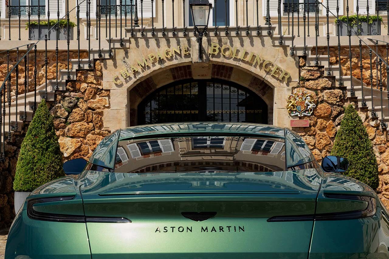 【英国王室御用達】アストンマーティンとシャンパーニュ・ボランジェが提携。伝統とクラフトマンシップが共鳴する新たな章へ