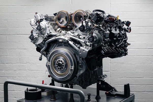 ベントレーの「V8」がハイブリッドで新設計！ W12を上回る750馬力以上の「ウルトラ パフォーマンス ハイブリッド」に期待大