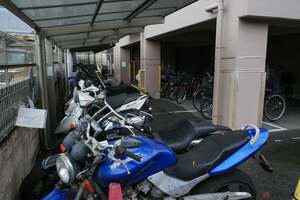 友達が「OK」しても違反!? 友人のアパートの駐車場にバイクを駐車した際の罰則とは