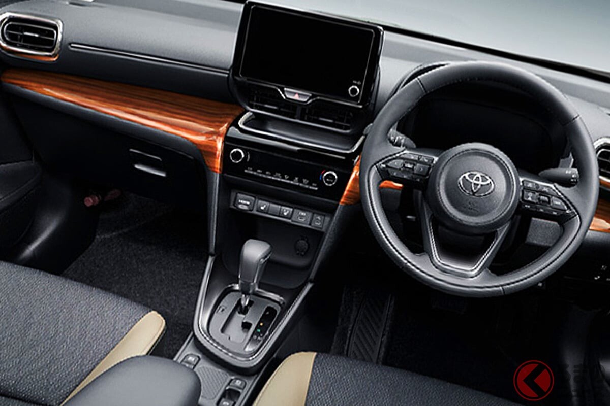 約205万円から！ トヨタ最新「コンパクトSUV」がスゴイ！ 全長4.1m“ちょうどいい”ボディ×「レトロ仕様」な豪華内装！ 高級感漂う“昭和感”サイコーな「ヤリス クロス」のコーディネートとは？