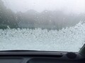 寒い日「フロントウインドウの曇り止め」使用に注意！ ガラスが割れる可能性あり