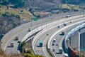 高速道路「右ルート」「左ルート」なぜ分かれる？ 謎の「左右分岐」どっち選ぶのが“正解”!? 設置された理由とは