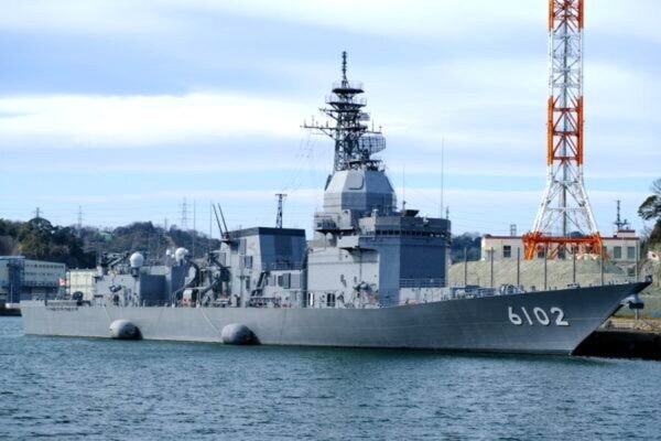 海自の艦艇に搭載された「未来の大砲」を激写！SFの世界が現実に!? 戦闘を一変させる革新的な兵器