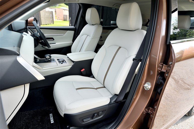 サイズ拡大で取り回しは？ 乗り心地改善？ マツダの新型SUV「CX-80」のギモンを開発陣に聞いてみた