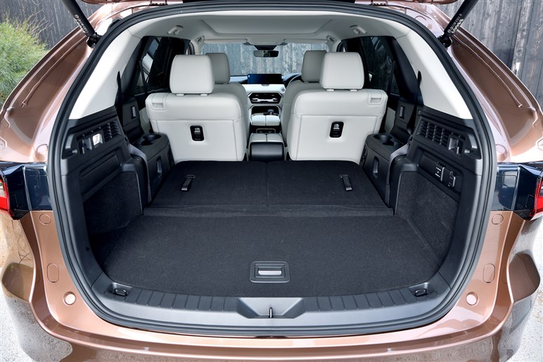 サイズ拡大で取り回しは？ 乗り心地改善？ マツダの新型SUV「CX-80」のギモンを開発陣に聞いてみた