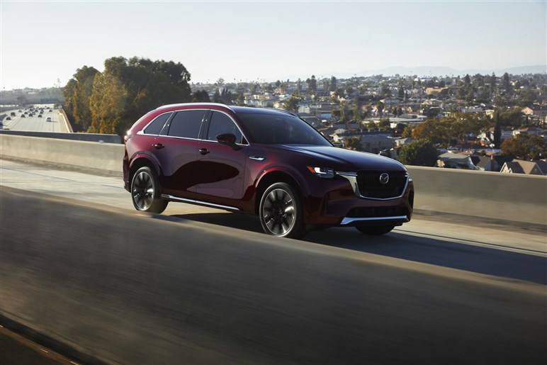 サイズ拡大で取り回しは？ 乗り心地改善？ マツダの新型SUV「CX-80」のギモンを開発陣に聞いてみた