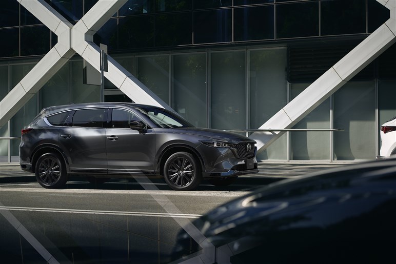 サイズ拡大で取り回しは？ 乗り心地改善？ マツダの新型SUV「CX-80」のギモンを開発陣に聞いてみた