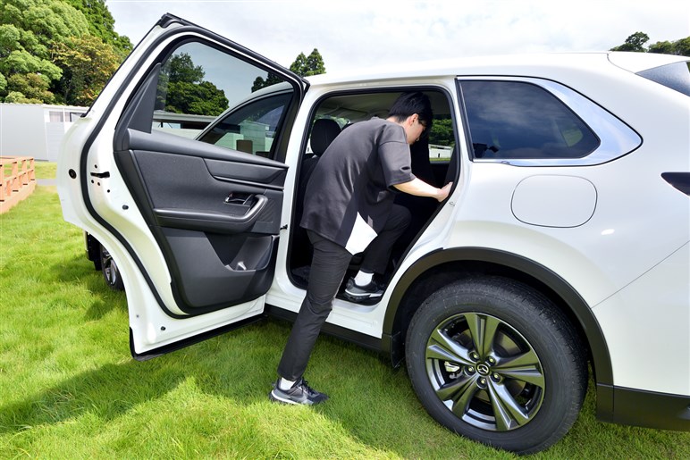 サイズ拡大で取り回しは？ 乗り心地改善？ マツダの新型SUV「CX-80」のギモンを開発陣に聞いてみた