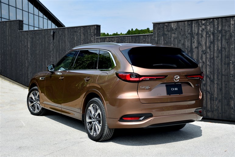 サイズ拡大で取り回しは？ 乗り心地改善？ マツダの新型SUV「CX-80」のギモンを開発陣に聞いてみた