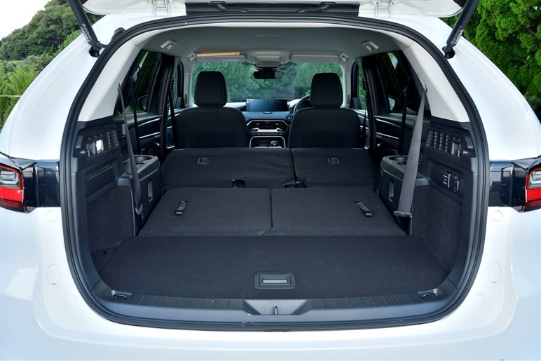 サイズ拡大で取り回しは？ 乗り心地改善？ マツダの新型SUV「CX-80」のギモンを開発陣に聞いてみた