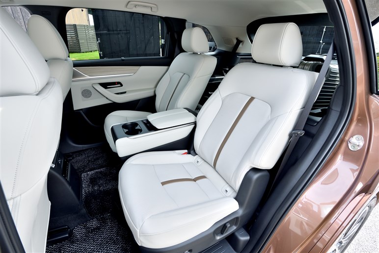 サイズ拡大で取り回しは？ 乗り心地改善？ マツダの新型SUV「CX-80」のギモンを開発陣に聞いてみた