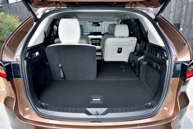 サイズ拡大で取り回しは？ 乗り心地改善？ マツダの新型SUV「CX-80」のギモンを開発陣に聞いてみた