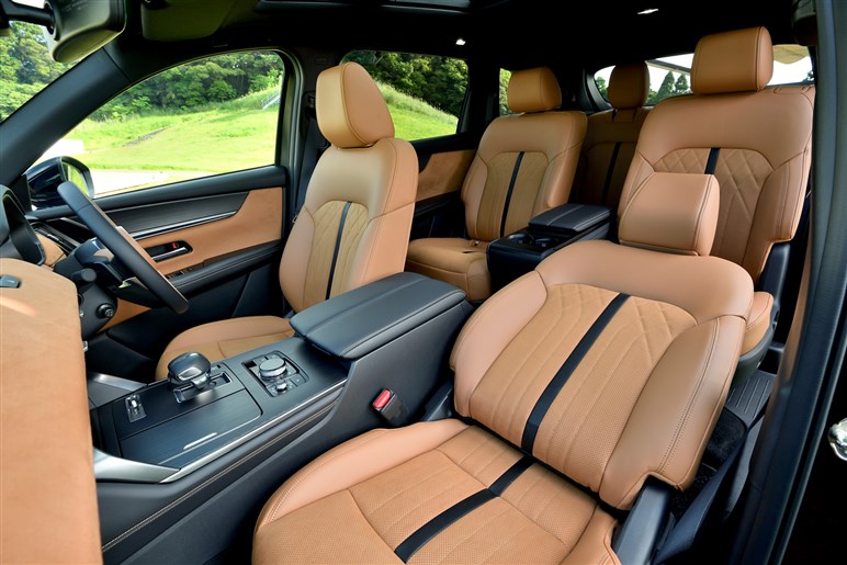 サイズ拡大で取り回しは？ 乗り心地改善？ マツダの新型SUV「CX-80」のギモンを開発陣に聞いてみた