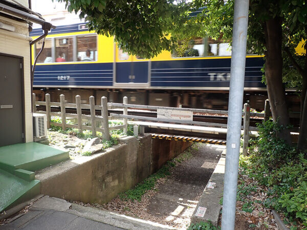 この低さ「赤ちゃん用」ですか!?「都内でいちばん狭い鉄道高架」もある私鉄路線の“いけずな物件”めぐり