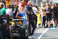 フェルスタッペン、出場停止危機の質問にもうウンザリ！「グランプリ前にも話していた」決勝グリッドでは“宿敵”ラッセルと並ぶ