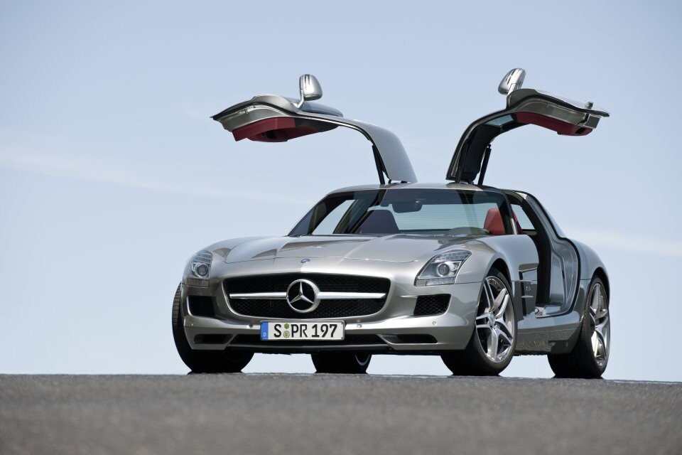 伝説の300SLを彷彿させる「メルセデス・ベンツ SLS AMG」　前編