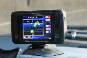 どっちもオービス逃れの装備だけど何が違う？　ナンバープレートカバーがダメでレーダー探知機が堂々と売られているワケ