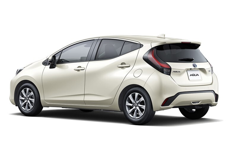 【実際どうなの？】「アクア」ユーザーのリアルな本音。全方位でバランスよしの優等生だが“狭さ”に不満の声も