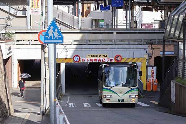 驚異の「ガード下スレスレバス」まもなく見納め 「ここだけの“改造車”」がアダに？ 珍風景が生まれたワケ