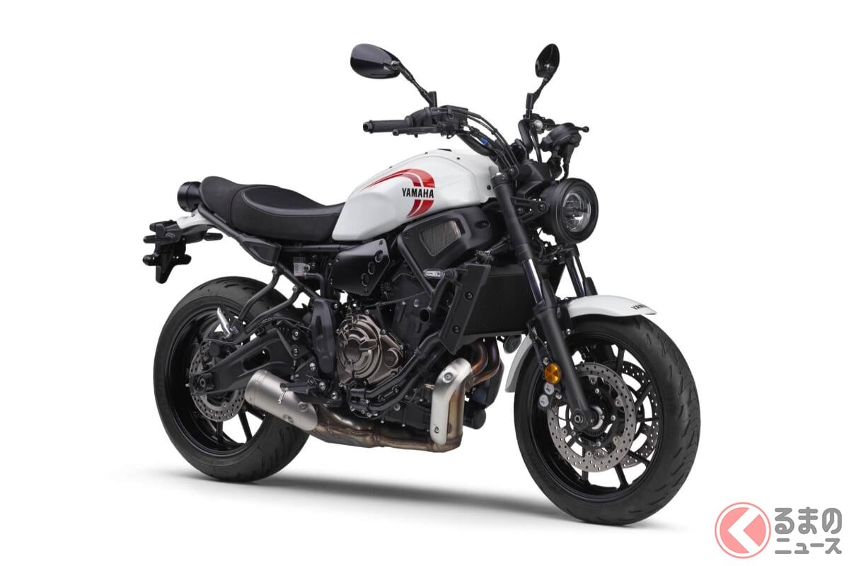 ヤマハ新「“ネオレトロ”バイク」発表！ 斬新ホワイト×ブルーを採用でスポーティさアップ！ 「XSR700 ABS」約100万円から
