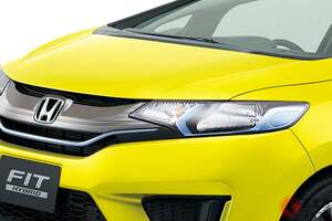 新車163万円でリッター36km！ ホンダ「フィット」の“燃費スペシャル”が凄かった！ 「アクア」超え“コンパクトカー燃費1位”を実現！ 気合の入った「HYBRID」旧モデルとは