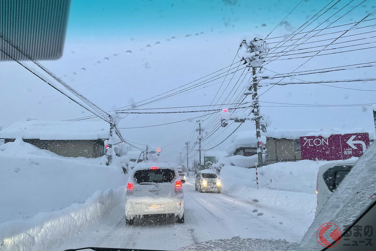 大雪のなかでも見える 工夫がいっぱい 雪国仕様の信号機とは くるまのニュース 自動車情報サイト 新車 中古車 Carview