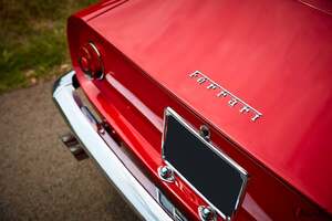 61年前の「真っ赤なフェラーリ」がオークションに登場 右ハンドル仕様は23台のみ！ 希少な“レッドブック”付き エレガントなクーペの価値とは