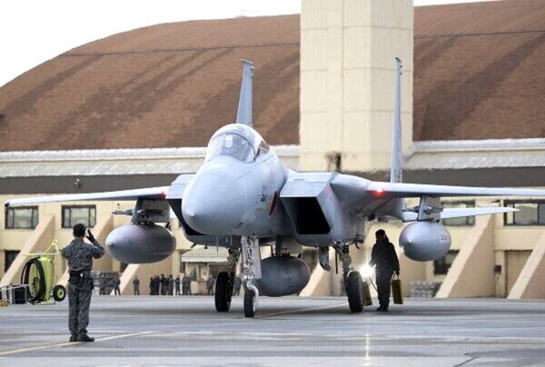日英の「主力戦闘機」が上空で並んだ！ 空自「史上初の長距離飛行」で珍しい光景が実現