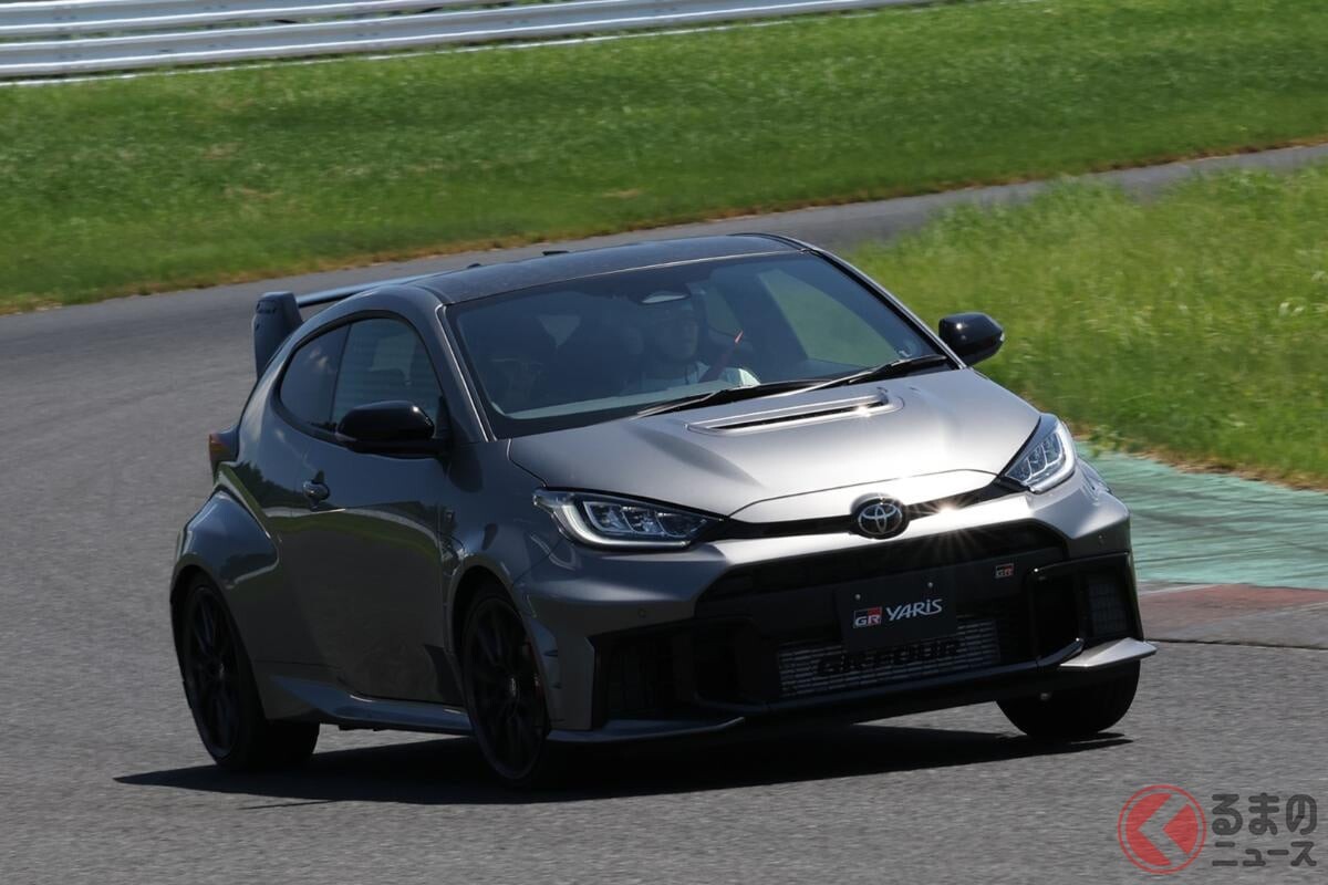 トヨタ「進化型の“さらに進化型”GRヤリス」登場！ 「25式」は何が変わった？ 新仕様「エアロパフォーマンスPKG」も設定！ 「たった1年」で大進化の最新モデルを試乗！