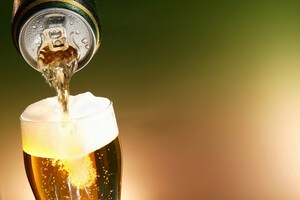 飲んだら乗るな!! …ところで一般的にビールをコップでどれぐらい飲むと「酒気帯び」になるの？