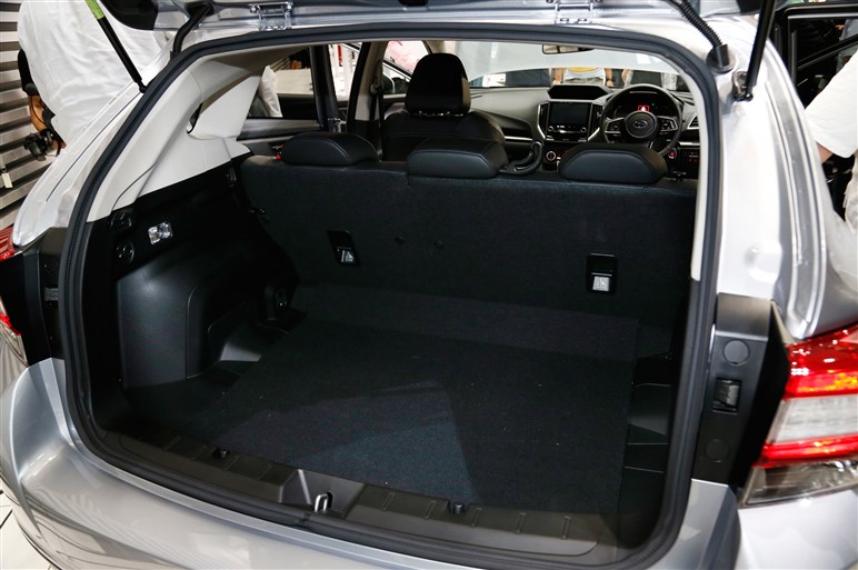 新型インプレッサは“スバル車のど真ん中”。右ハンドルの国内仕様を初公開
