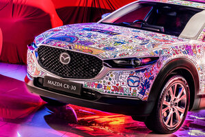 【速報】マツダ「CX-30」がカラフルなアートカーに。英国「CarFest」で子供たちや著名人と共同制作