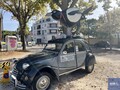 パリのハロウィンに映えるパンプキンカラー。1974年製のMGB