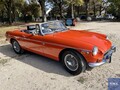 パリのハロウィンに映えるパンプキンカラー。1974年製のMGB