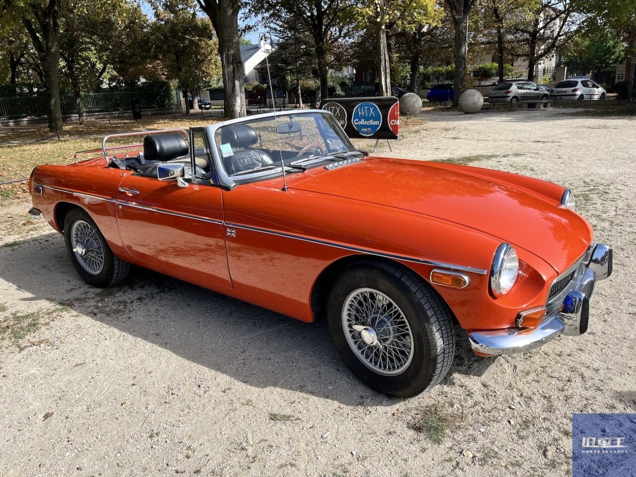 パリのハロウィンに映えるパンプキンカラー。1974年製のMGB