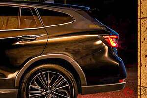 スバル新「ステーションワゴンSUV」がスゴイ！ 水平対向エンジン搭載＆「“日本”に適したサイズ」採用！ 初の“黒モデル”もイイ「レヴォーグ」が販売店でも話題に