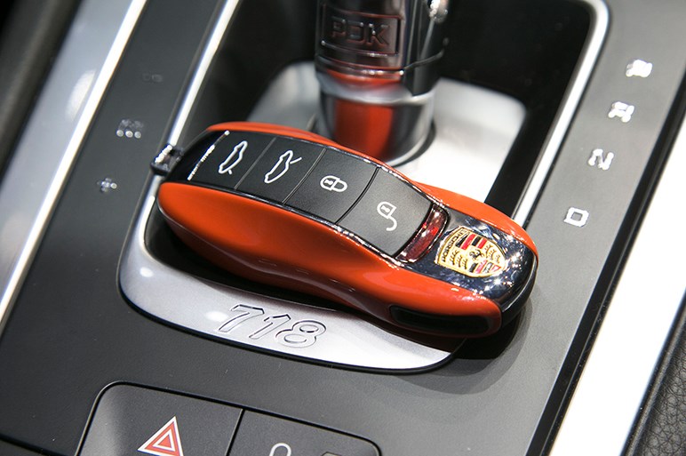 水平対向4気筒ターボを搭載した「ポルシェ 718ボクスター」が日本上陸