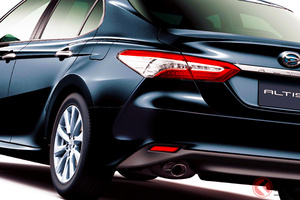 全長4.9m！ ダイハツ最大の「高級セダン」ついに生産終了！ カッコいい正統派セダン「アルティス」23年の歴史に幕