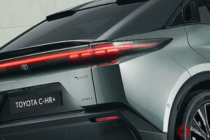 【欧州】トヨタ新型「C-HR」がスゴい！ 少し大きい全長約4.5mのクーペSUVボディに斬新“サメ顔”採用！ パワフルな高性能ユニット搭載した「プラス」とは？