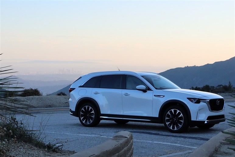 乗り心地改善!? 広さは？ CX-90に米で乗ったら新型3列SUV CX-80の姿が見えてきた