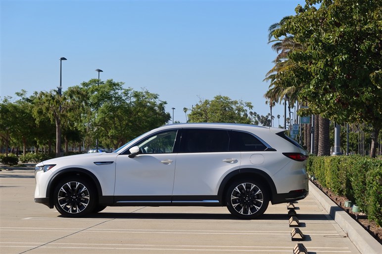 乗り心地改善!? 広さは？ CX-90に米で乗ったら新型3列SUV CX-80の姿が見えてきた