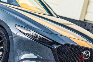 マツダ「新マツダ3」登場し話題に！ 250馬力「直4」×MTもアリ！ “ハーモニック・アコースティックス”も搭載の「セダン／ハッチバック」米国で発表され反響も