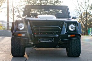 “陸の王者”ランボルギーニのSUV「LM002」が約6715万円で落札！カウンタックと同エンジン搭載で最高速は200キロオーバー