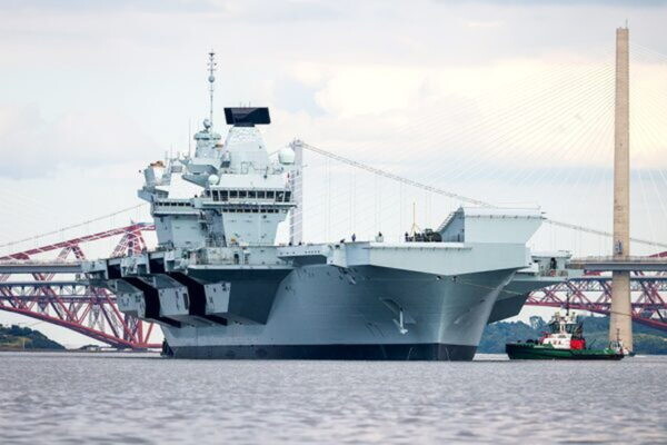 「見慣れぬ巨大空母」が東京に来る！ 飛行甲板に所せましと並ぶステルス戦闘機を捉えた圧巻の画像が公開