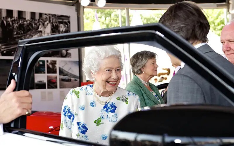 エリザベス女王追悼特集　クルマに彩られた人生　23枚の写真で振り返る