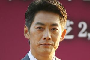 「反町隆史」と“3000万円超え”「高級車」の“2ショット”と登場！ 似合いすぎてる「最上級SUV」どんなモデル？ 「素敵」「憧れる」と反響も