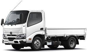 日野、「デュトロ」の積載量2tクラスを一部改良　安全装備を追加