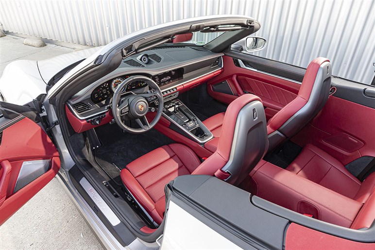新型911ターボSは新シャシーや空力システムにタイヤ温度モニターまで装備して走りを進化させた