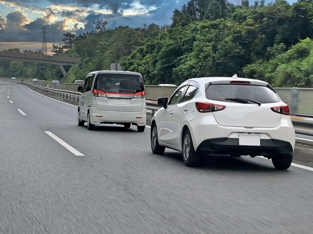 あおられた時に取った行動、運転中にストレスを感じた瞬間、データから読み解く「あおり運転」の実態